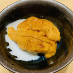 鮨 由う - ・カリフォルニア産ムラサキウニの小丼