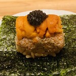 鮨 由う - ・港区巻き（北海道噴火湾産香箱蟹とバフンウニ
                                　　　　　　由うオリジナルキャビアのせ）