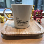 The Coffee Market Lab - カップは、店のロゴ入り　※裏側には、記載なし