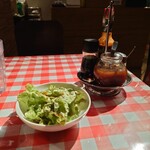 ハンバーグ&ステーキ食堂クラウゾ - サラダとステーキソース