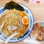 一越 - みそラーメン
      まるで、タピオカ粉を練りこんだような、
      強い弾力で、もちもち食感の強い太麺!!!
      この強い麺に合わせると、スープの塩みが強くなるのが、
      理解できます。面白く美味しい麺です。
      