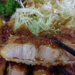 Tonkatsu Horigoe - とんかつソースを掛けて！脂身も甘ーい♪