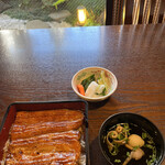 鰻 十和田 - 鰻重４４００円。鰻重はもちろん、お漬け物がとーってもピッタリな味わいです（╹◡╹）（╹◡╹）。お吸い物も立派な肝が鎮座して、とーっても良かったです♩