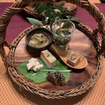 花仙庵 仙仁温泉 岩の湯 - 地元の食材を使った前菜…「りんごの和え物」、「なめこおろし」、「胡桃豆腐」、「ほうれん草のお浸し」など