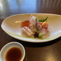 鰻 十和田 - お造り小１９８０円。鰻に時間がかかるとの説明だったので、思わずお願いしました。質は良く、特に鰤と鮪が美味しかったです（╹◡╹）