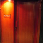 バー オスカー - お店の扉