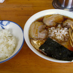 太尊 - 太尊（チャーシュウ麺・並・旧価格650円＋半ライス・100円）