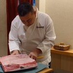鮨 なんば - 鮪を切りつける大将