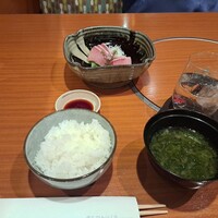 瀬里奈 本店 - 富山県氷見産の寒鰤のお刺身、魚沼産コシヒカリご飯、お味噌汁です。