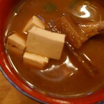 ちょい呑み処 まさる - ○お味噌汁
            豆腐と揚げ、大根が具材の赤出汁となる。
            温かく、具に味わいがシッカリと染みてる感じ。