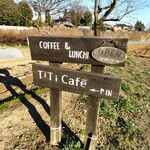 ティティカフェ - 道路沿いの看板はアメリカ西部風。