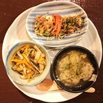 Obanzai Baru Rokka - おばんざい三種盛り ¥580
                        ＊肉だんごとキャベツのコンソメ仕立て
                        ＊刻み昆布の五目煮
                        ＊イカとニンニク芽お好み焼き