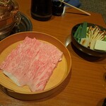 瀬里奈 - 茨城県産特選牛サーロインのしゃぶしゃぶ肉と、お野菜の２ショットです。