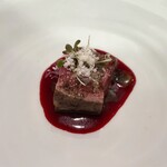 セルサルサーレ - 和歌山の熊野牛のイチボのロースト ビーツとフランボワーズとバターのソース 黒ニンニクのソース リコッタ・チーズ