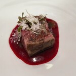 セルサルサーレ - 和歌山の熊野牛のイチボのロースト ビーツとフランボワーズとバターのソース 黒ニンニクのソース リコッタ・チーズ