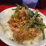 ラーメン 杉田家 - 千葉県は有料のマブシ。端肉の煮込みが乗る。本店はシロメシに言うとサービスで乗る