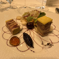 ソンブルイユ TOKYO - 鴨胸肉とフォアグラのテリーヌ仕立て、黒イチヂクのチャツネ、ポルト、ソーテルヌ。