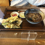 Sakai - 温かい野菜天そば、1,050円。かけそばは、ワカメ入り。野菜天は、別盛り。