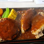 みみてい - 粗びきハンバーグは、目の前でカット