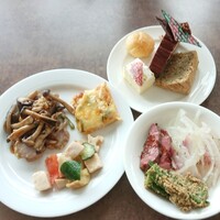 オリゾンテ - 食べてなかったローストポーク、オリゾンテ特製ピッツァ、鶏胸肉のメリメロサラダ、開始30分でようやく出てきたスイーツ(ほぼ業務用)とおいしかった物をお代わり