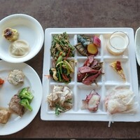 オリゾンテ - 初回はパン3種類とフルーツとおかずを