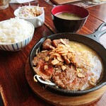 鉄板焼き&沖縄料理 響 - 和牛牛脂ステーキ定食（ガーリックバターソース）