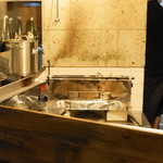 豚小家 - 2013.6 ガラス張りの焼き台（炭火です）