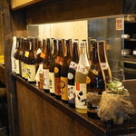 豚小家 - 2013.6 焼き台の前には焼酎のボトルがズラリと並びます