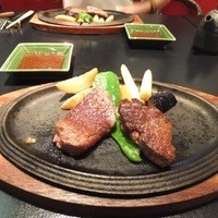 ステーキハウス ビーフオークマ 名古屋店 - 二人で注文した黒毛和牛ヒレと近江牛ヒレを50gずつのハーフアンドハーフにサーブリクエスト。