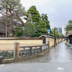 ひらみぱん - 近くにあった冬の金沢の風物詩「土塀のこも掛け」と「雪吊り」