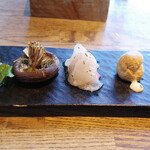 スパイスカフェ - 鴨の燻製とルッコラ、椎茸のからすみカスリメティ焼き、平目のカルパッチョとしぐれ大根、チーズシュー、水切りヨーグルトとマッシュルームとラ・フランス