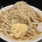 豚風。 - ミニラーメン（850円）、ニンニクコール