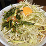 ラーメン二郎 - 小ぶた（980円）＋汁なし（100円）＋ネギ（100円）＋ニラキムチ（100円）、ニンニクコール