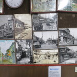 三九ラーメン - 店の壁の写真です、白黒の昭和