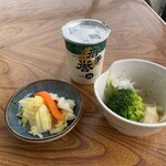 水沢食堂 - 料理写真:日本酒とサービスの小鉢
