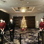 ホテルニューオータニ - マスク姿でウェルカム