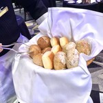 ホテルニューオータニ - 三種のパンは温かくサービス