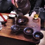 武蔵屋 - 会計をするとお酒を猪口に注いでくれます