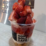 HONU GOLF CAFE - 高さ8.5センチのカップに、イチゴタップリ(≧∀≦)生クリーム、ソフトクリーム、コーンフレーク