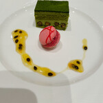 ANAクラウンプラザホテルグランコート名古屋 - 抹茶ケーキと木イチゴのマカロン