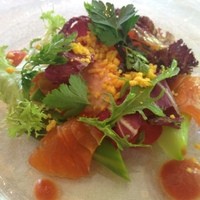 レストラン プランデルブ北鎌倉 - 前菜　ホタテガイのポワレと鎌倉春野菜の温かいサラダ　香草風味