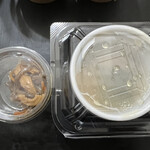 Mikawaya - 小鉢と味噌汁、味噌汁は容器に入っていて動かない