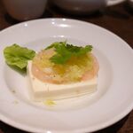 Jindhin rou - 前菜　お豆腐にエビがのったもの