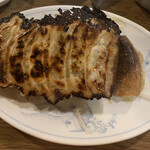 Rokumonsen - 少し焦げた唯の餃子。