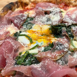 Pizzeria e Trattoria まるみ食堂 - ほうれん草とイタリア産燻製生ハムのピザ、かぶりつく度卵、ほうれん草、生ハムが襲い掛かり幸福の絶頂に達します。