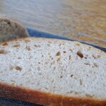 焚火ダイニング・カフェ ハルランナ - 丸いのがきな粉パン　おっきいのがクルミパン