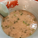 ラーメン山岡家 - 背脂たっぷりのプレミアム塩とんこつ。臭くて完汁不可能…