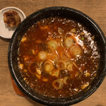 Shuumai Sakebou Tafuku - ランチメニュー 石焼麻婆豆腐¥950(ご飯とスープは取り放題・揚げ焼売1コ・サラダ1皿・漬物1皿)