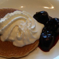 オールデイダイニング ハーモニー - パンケーキ　チェリー添え