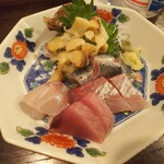 金町製麺 - 刺身盛（つぶ貝、イワシ、ブリなど）